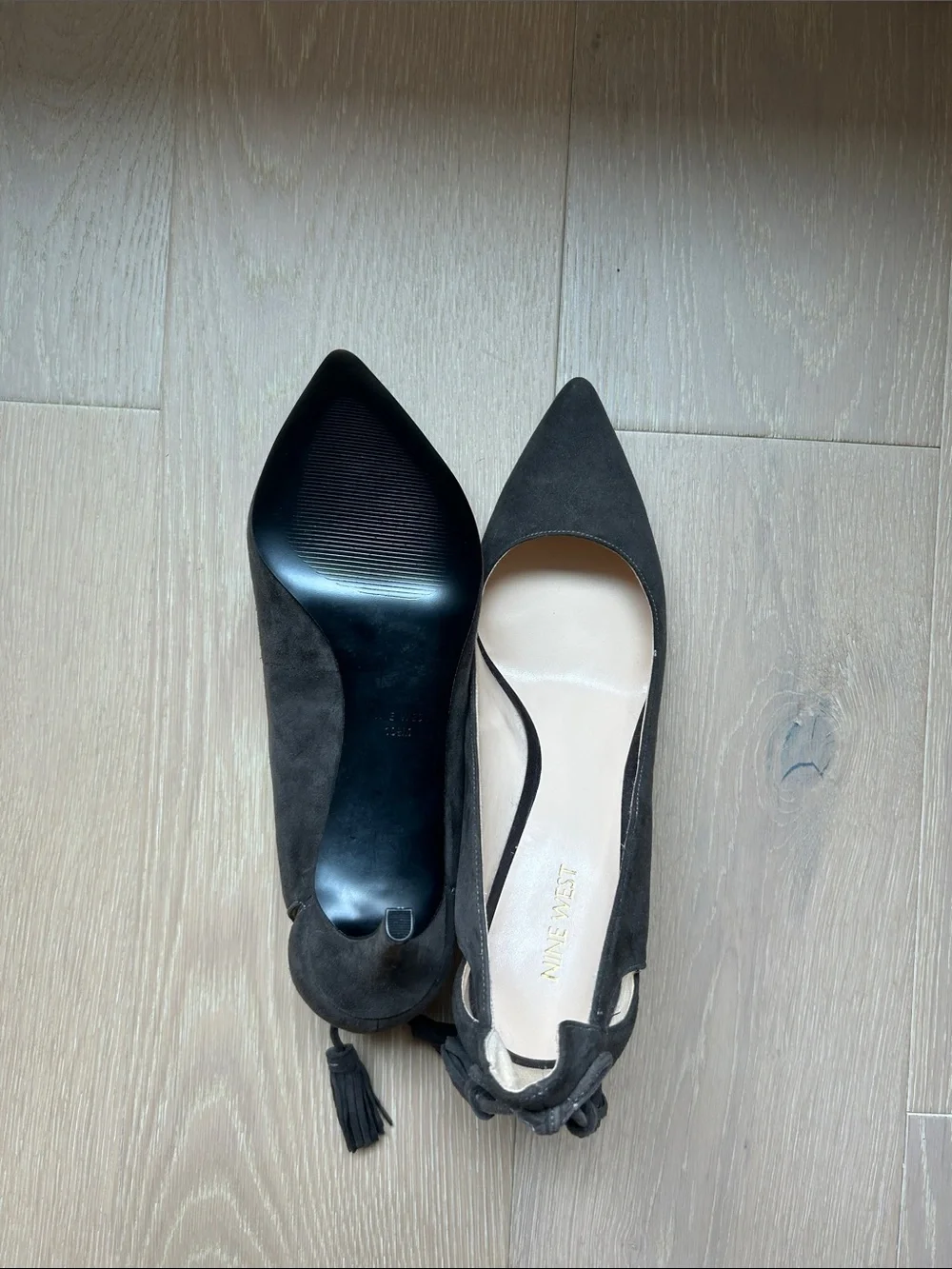 Nine West Black Pointed-Toe Suede Pumps with Heel Bow